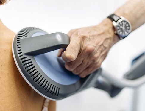 Magnetic wave device close to patient’s back