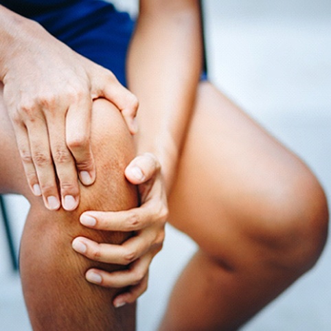 male runner experiencing osteoarthritis symptoms in their knee 