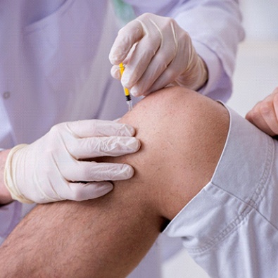 knee being injected by a doctor 